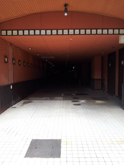 サファリ堺店(堺市堺区/ラブホテル)の写真『駐車場の中の様子』by 少佐