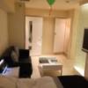 ホテル エリアス(豊島区/ラブホテル)の写真『303号室 ベッドから玄関方向 風船はホテルイベント用』by mee
