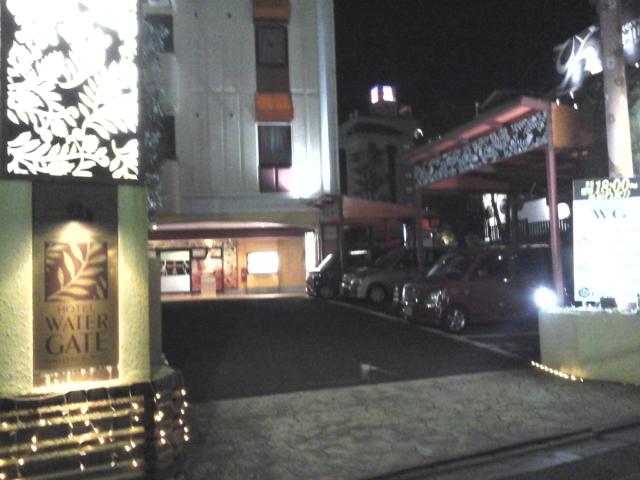 ホテル ウォーターゲート船橋(船橋市/ラブホテル)の写真『夜の入口  正面南側近影』by ルーリー９nine