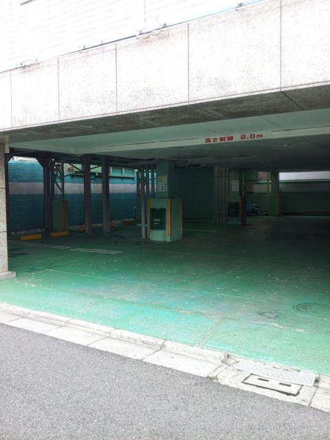 ホテル イレブン(堺市堺区/ラブホテル)の写真『昼の駐車場の中』by 少佐