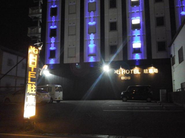 MG City Hotel（エムジーシティホテル）(船橋市/ラブホテル)の写真『夜の屋外駐車場  敷地外南側隣接』by ルーリー９nine