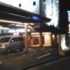 HOTEL OPERA YOU－燿－(市川市/ラブホテル)の写真『夜の北側駐車場入口越しに建物東側入口を望む』by ルーリー９nine