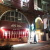 ラ・ヴィアンローズ(大阪市/ラブホテル)の写真『夜の入口と駐車場出入口付近の様子』by 少佐