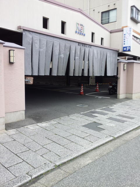 HOTEL Rei（レイ）(京都市東山区/ラブホテル)の写真『昼の駐車場出入口』by 少佐