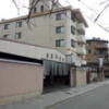HOTEL Rei（レイ）(京都市東山区/ラブホテル)の写真『昼の外観と駐車場出入口』by 少佐