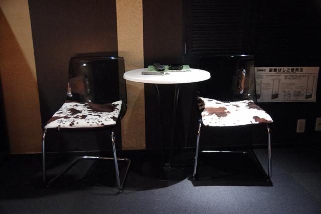 HOTEL LAFORET（ラフォーレ）(豊島区/ラブホテル)の写真『206号室　チェアとテーブル』by マーケンワン