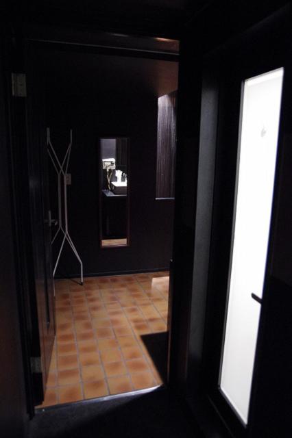 HOTEL LAFORET（ラフォーレ）(豊島区/ラブホテル)の写真『206号室　内扉周辺（右側の扉はトイレ）』by マーケンワン