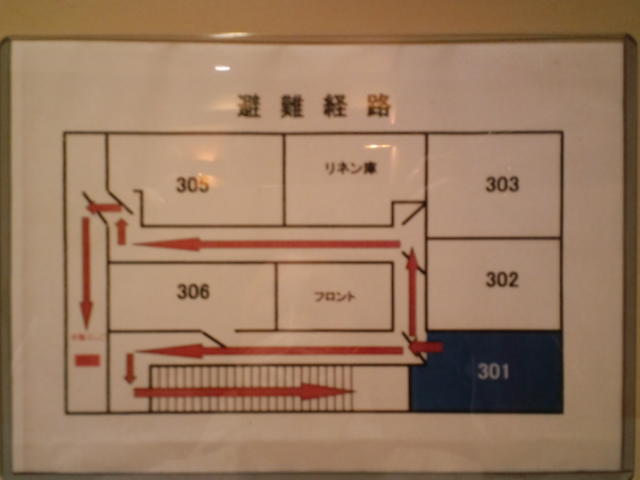 HOTEL Fine(ファイン)(新宿区/ラブホテル)の写真『301号室　入り口ドアに貼られた避難経路図』by ニューロン