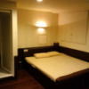 池袋グランドホテル(豊島区/ラブホテル)の写真『301号室(デラックスダブル)　入り口方面からベッド　左は浴室』by ニューロン