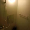 池袋グランドホテル(豊島区/ラブホテル)の写真『301号室(デラックスダブル)浴室　浴槽からシャワーサイド　床に三本のボディソープ類が置かれている』by ニューロン