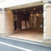 HOTEL Love la Doll（ラブ ラ ドール）(大阪市/ラブホテル)の写真『昼過ぎの駐車場出入口付近の様子』by 少佐