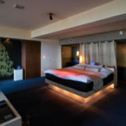 ホテルセブンシーズ(大洗町/ラブホテル)の写真『401号室、ベッド部分の全景。』by 瘋癲狸