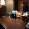 ホテルセブンシーズ(大洗町/ラブホテル)の写真『401号室、化粧台に置かれたグッズ』by 瘋癲狸