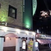 HOTEL ALLY（アリー）(大阪市/ラブホテル)の写真『夜の外観と駐車場出入口付近』by 少佐