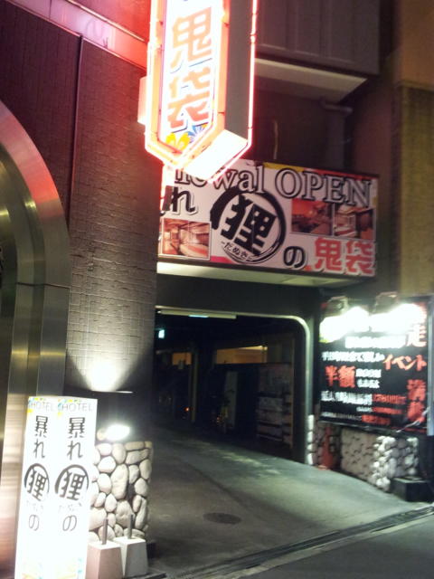 ホテル ラブリー大阪店(大阪市/ラブホテル)の写真『夜の駐車場の出入口付近』by 少佐