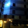 HOTEL MANHATTAN 長居店（マンハッタン）(大阪市/ラブホテル)の写真『夜の駐車場出入口付近』by 少佐