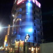 HOTEL MANHATTAN 長居店（マンハッタン）(大阪市/ラブホテル)の写真『夜の外観⑥』by 少佐