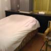 セアン横浜(横浜市中区/ラブホテル)の写真『402号室 ベッドとソファ』by しばたなか
