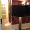 セアン横浜(横浜市中区/ラブホテル)の写真『402号室、ベッドから見たテレビと、ガラス張りの浴室』by しばたなか
