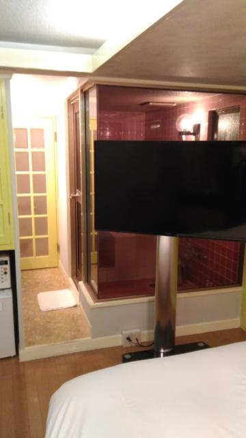 セアン横浜(横浜市中区/ラブホテル)の写真『402号室、ベッドから見たテレビと、ガラス張りの浴室』by しばたなか