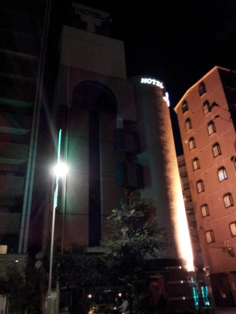 HOTEL Clover（クローバー）(名古屋市中村区/ラブホテル)の写真『夜の外観⑤』by 少佐