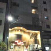 錦糸町 プチテル(全国/ラブホテル)の写真『入居ビル入り口の外観（昼間）』by YOSA69