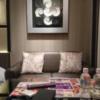 アラウダリゾート国立(国立市/ラブホテル)の写真『504号室、ソファー、テーブル、壁飾り』by おむすび