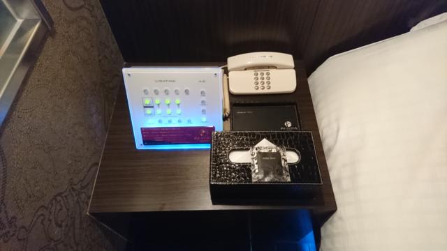 アラウダリゾート国立(国立市/ラブホテル)の写真『504号室、照明のコントローラーと電話機』by おむすび