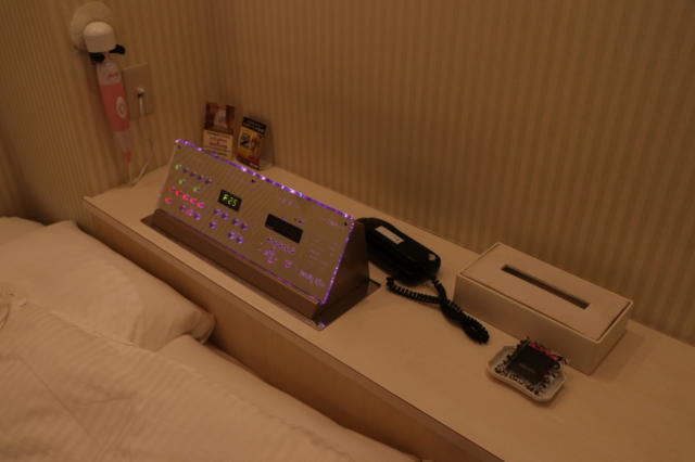 ホテル アップル(八王子市/ラブホテル)の写真『209号室枕元（コントロールパネル、電マ、インターフォン、ティッシュ、ゴム）』by 夕立朝立