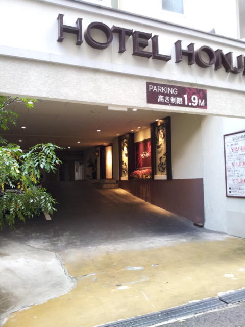 HOTEL HONJIN(神戸市中央区/ラブホテル)の写真『昼の駐車場出入口』by 少佐