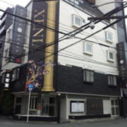 HOTEL Xenia梅田店（ジィニア）(大阪市/ラブホテル)の写真『昼の外観③』by 少佐
