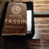 HOTEL GRASSINO URBAN RESORT(立川市/ラブホテル)の写真『302号室、浴室入り口にあるタオル』by おむすび