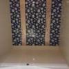 HOTEL GRASSINO URBAN RESORT(立川市/ラブホテル)の写真『302号室、浴室の壁の模様』by おむすび