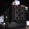 RESORT W HOTEL（リゾートダブルホテル）(さいたま市岩槻区/ラブホテル)の写真『夜の外観  東側全景(パッソパッソ駐車場入口越しに望む)』by ルーリー９nine