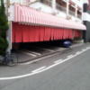 ホテル ニューパレス(尼崎市/ラブホテル)の写真『昼の駐車場出入口付近』by 少佐