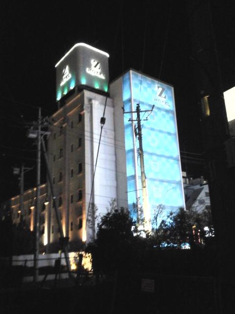 HOTEL Z(ズー)(さいたま市岩槻区/ラブホテル)の写真『夜の外観  南西の角全景』by ルーリー９nine