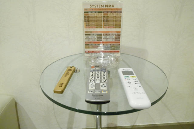 ホテル ロッソ(川崎市川崎区/ラブホテル)の写真『105号室　価格表　リモコン類　鍵』by INA69