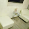 ホテル ロッソ(川崎市川崎区/ラブホテル)の写真『105号室　ソファとガラステーブル』by INA69