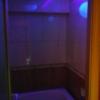 HOTEL LioS(リオス) 五反田(品川区/ラブホテル)の写真『406号室ブラックライトを点灯させた浴室内』by ミド丸