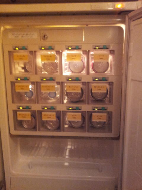 HOTEL TIFFARD（ティファード）(新宿区/ラブホテル)の写真『自動清算のドリンクの販売機』by 少佐