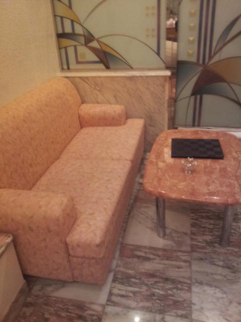 HOTEL TIFFARD（ティファード）(新宿区/ラブホテル)の写真『707号室のソファとテーブル』by 少佐