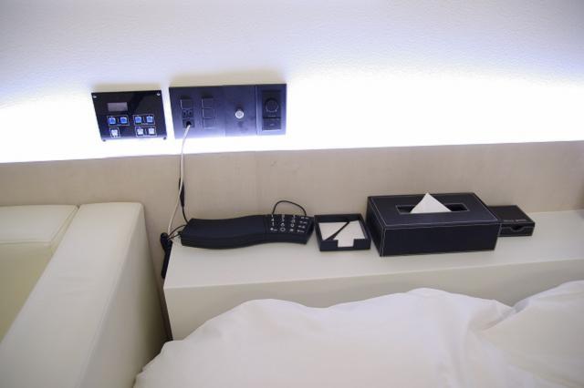 ヒルズホテル五反田(品川区/ラブホテル)の写真『709号室　枕元の設備』by マーケンワン
