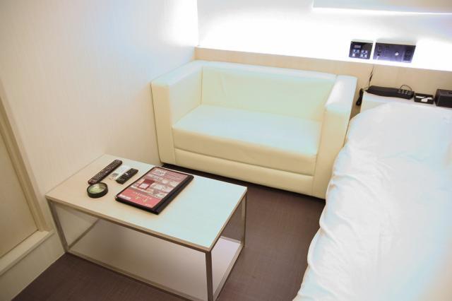 ヒルズホテル五反田(品川区/ラブホテル)の写真『709号室　テーブルとソファー』by マーケンワン