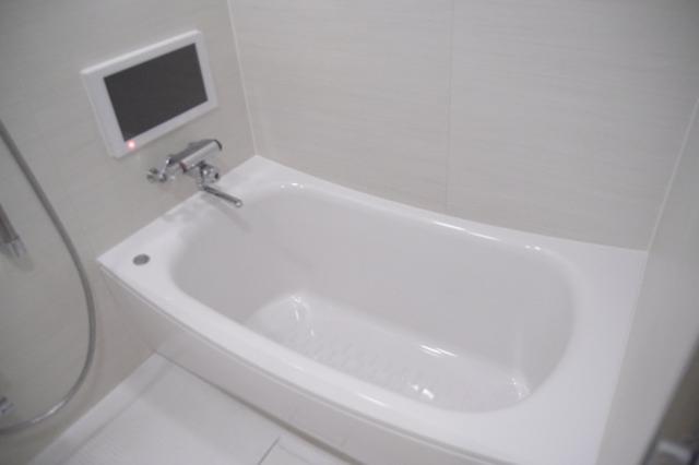 ヒルズホテル五反田(品川区/ラブホテル)の写真『709号室　浴槽（テレビ付き）』by マーケンワン