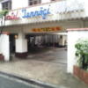 ホテル ホワイト(大阪市/ラブホテル)の写真『朝の駐車場出入口付近』by 少佐