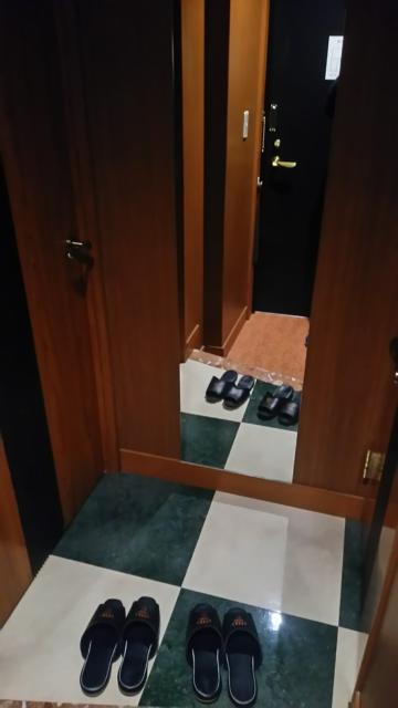 ホテル クレスト　錦糸町(墨田区/ラブホテル)の写真『506号室姿見とスリッパ　左のドアがベッドルーム、右のドアがトイレ』by ミド丸