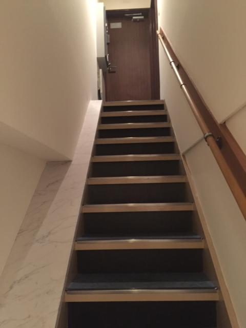 KI小山（ケーアイ）(小山市/ラブホテル)の写真『211号室 2階の部屋への階段』by momona