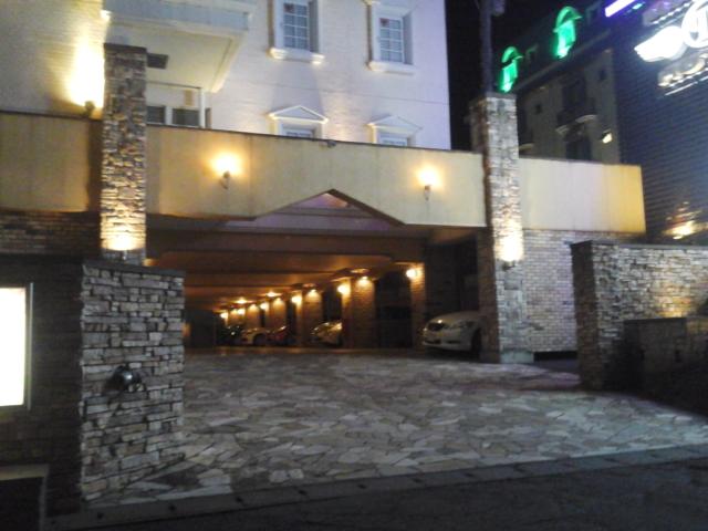 Hotel passo passo（パッソパッソ）岩槻店(さいたま市岩槻区/ラブホテル)の写真『夜の入口  南側正面』by ルーリー９nine