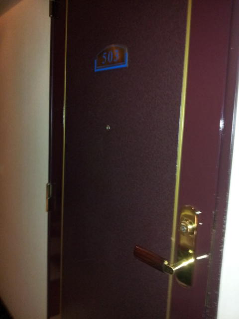 HOTEL PROUD（プラウド）(新宿区/ラブホテル)の写真『503号室の外扉』by 少佐