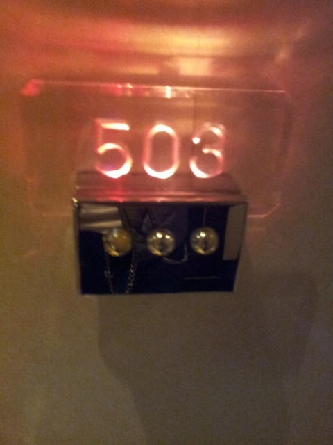 HOTEL PROUD（プラウド）(新宿区/ラブホテル)の写真『廊下壁面の部屋番号標示板』by 少佐